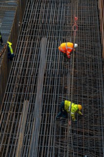 Work on the steel mesh of the foundation of the new Karl Lehr Bridge in the port of
