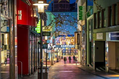 Christmas lockdown in the Corona crisis, empty shopping street, closed shops, hardly any