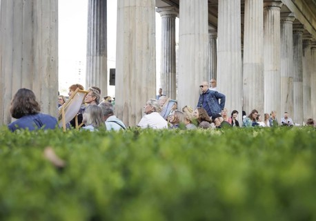 Reading by Ulrike C. Tscharre and live music at the Kolonnaden Bar on Museum Island in Berlin,