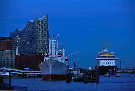 Germany, Hamburg, HafenCity, view to Elbe Philharmonic Hall, Hamburg's new concert hall, glass