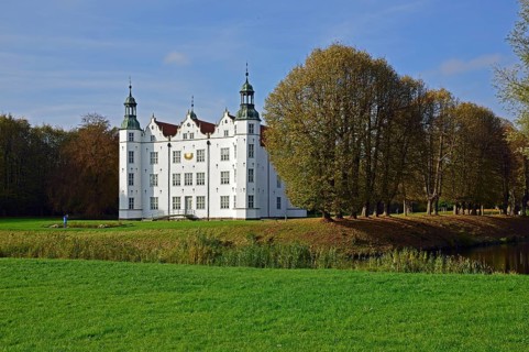 Europe, Germany, Schleswig-Holstein, Ahrensburg, moated castle Ahrensburg, autumn, front facade,