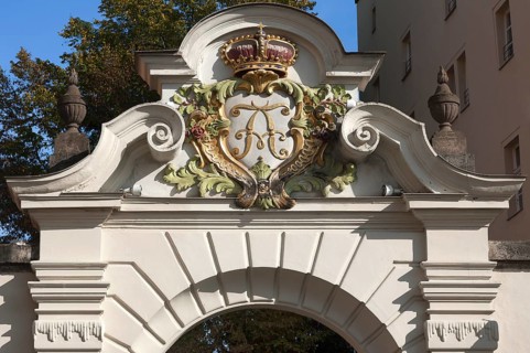 Courtyard wall with rusticated portal and initial cartouche, neo-baroque, around 1900,