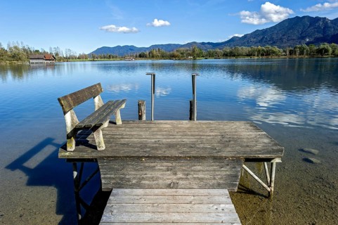 Bathing jetty with wooden bench at Lake Kochel, Schlehdorf, Kochel am See, behind mountain