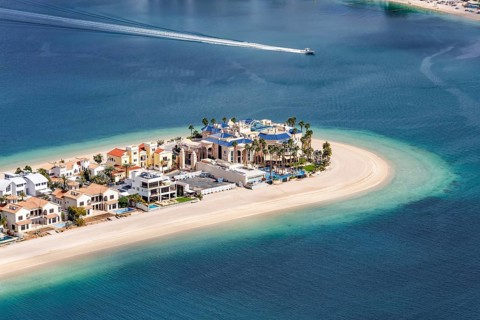 Luxury villas for sale on The Palm Jumeirah man-made island with beach in Dubai, United Arab
