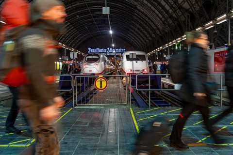 Frankfurt am Main main station, ICE train on platform, traveller, Hesse, Germany, Europe
