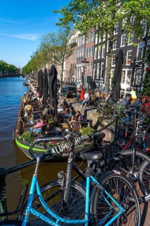 Houses on the Kloveniersburgwal canal, old town of Amsterdam, canal belt, Aluminiumbrug, café with