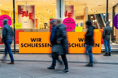 Shopping street, pedestrian zone, shoe shop closes, clearance sale, business closure, Limbacher