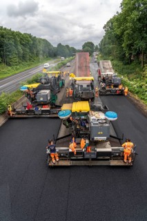 Renewal of the road surface on the A40 motorway between the Kaiserberg junction and Mülheim-Heißen,