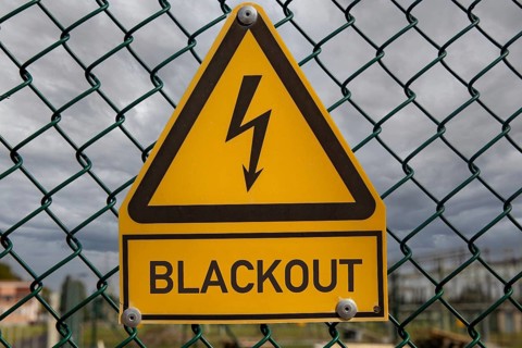Symbolic image: The word blackout is written under a sign that usually warns of high voltage
