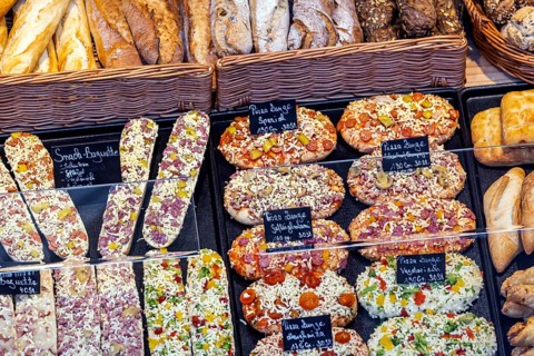Baked snacks, pizza, baguettes and cheese sticks. In times of a shortage of skilled labour,