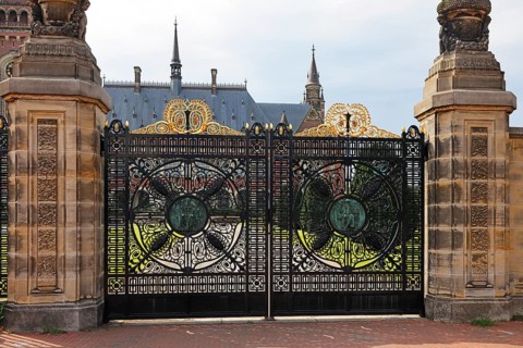Tor tor to the Peace Palace with depiction of Justitia (left) and Concordia (right), seat of the