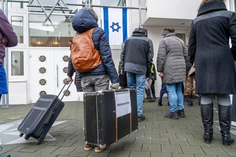 Suitcase march in Recklinghausen, for the 2nd time over 500 people walk through Recklinghausen,