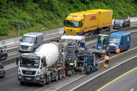 Motorway construction site on the A52 in Essen, basic renovation of the two carriageways in both