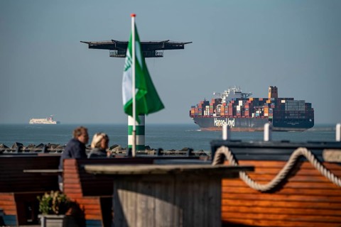 Container freighter VALPARAISO EXPRESS, of the shipping company Hapag-Lloyd, in the harbour exit of
