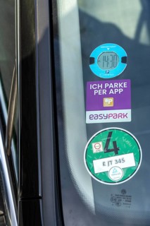 Electronic parking disc, car with a digital clock that indicates the arrival of the vehicle in a