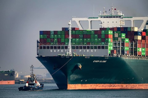 Harbour tugs bring the container freighter Ever Globe to its berth at Hutchison Ports ECT Euromax,