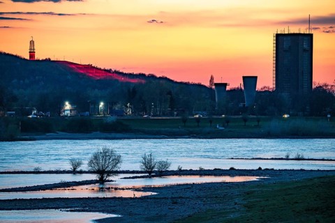 Cargo ship on the Rhine near Duisburg-Beeckerwerth, Rheinpreussen spoil tip in Mörs, spoil tip sign