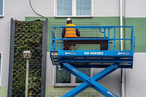 Installation of façade greenery on 4 apartment blocks on Gladbecker Straße, B224, to filter