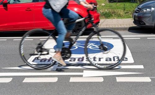 Bicycle road, cyclists have priority over car traffic, new cycle routes through Essen, here in the