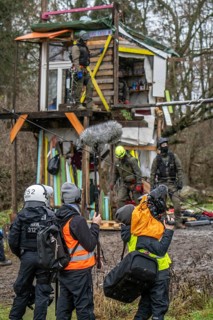 2nd day of the clearing of the hamlet Lützerath, by the police, of tree houses and huts, of climate
