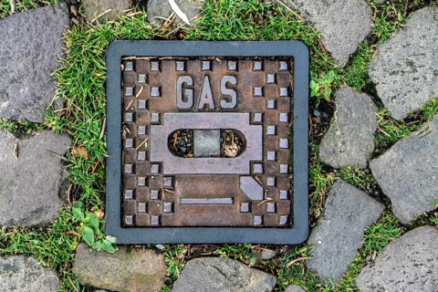 Cover for a gas pipe shaft, with a slide valve to turn the pipe closed or open