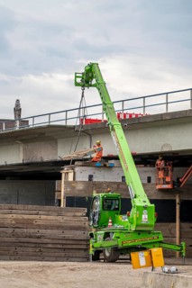 Work on the A40 motorway bridge, Schlachthofbrücke, the bridge piers for the new bridge are already