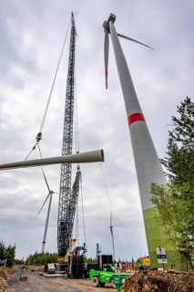 Erection of a wind turbine, wind energy plant, assembly of the third blade, with a crawler lattice