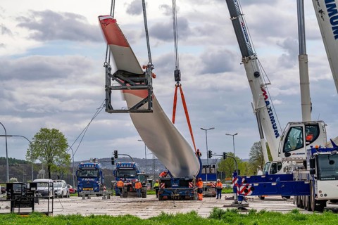 Preparation for the transport of a 68 metre long blade, a wind turbine, with a self-propelled