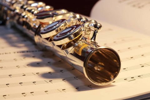Symbolic image: Transverse flute on music book