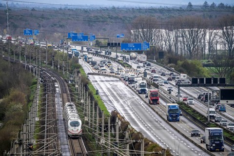 Motorway A3 near Flörsheim, in front of the Mönchhof motorway junction, narrowing of the lanes due