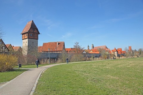 Bäuerlinsturm as part of the historic town fortifications, town wall, footpath with walkers,