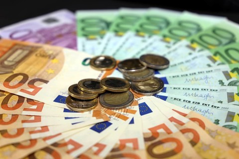 Eurobanknoten (Euroscheine) und -münzen / euro bills and coins