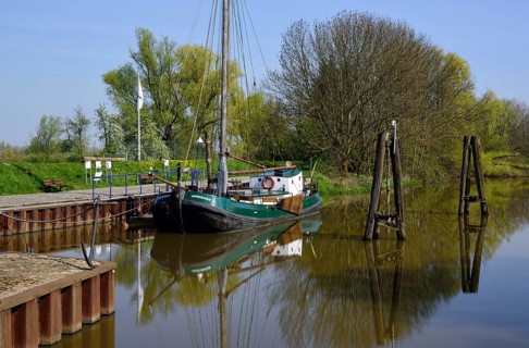 Deutschland, Niedersachsen, Jork-Borstel, Alter Hafen, Ewer