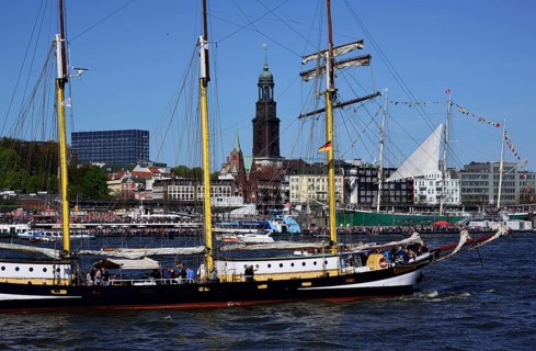 Europe, Germany, Hamburg, Elbe, view across the Elbe to the Michel, topsail schooner Swaensbourgh,
