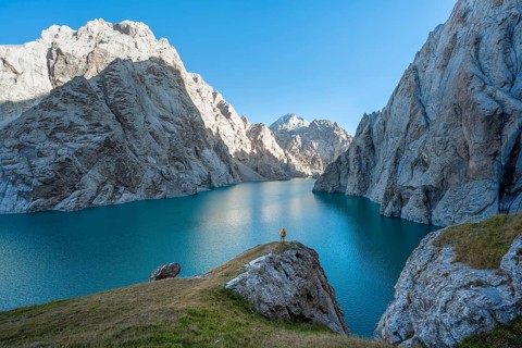 Hiker in front of Kol Suu Mountain Lake, Kol Suu Lake, Sary Beles Mountains, Naryn Province,