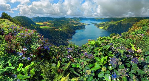 Sweeping views over the picturesque crater lakes Lagoa Verde and Lagoa Azul surrounded by lush