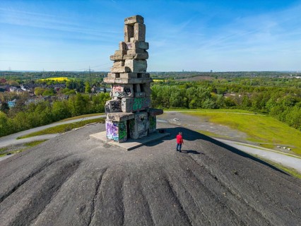 Rheinelbe spoil tip in Gelsenkirchen, 100 metre high spoil tip, landscape park, with the sculpture