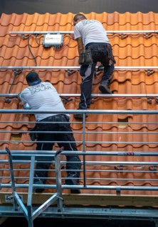 Presentation of the rapid installation of a solar system on a residential house with a pitched