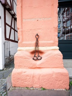Pillory at the town hall around 1608, Bernkastel, Moselle, Rhineland-Palatinate, Germany, Europe