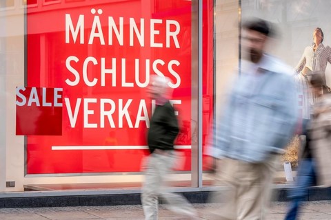 Shop window of a clothing shop, clearance sale, sale, slogan Männer Schluß Verkauf, on