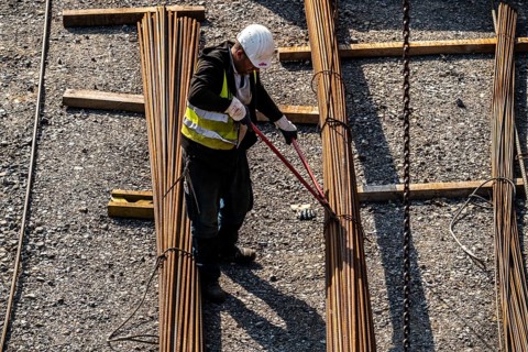 Work on the steel mesh of the foundation of the new Karl Lehr Bridge in the port of