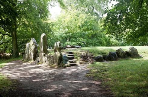 Wayland´s Smithy is an historic Neolithic chambered long barrow on the Ridgeway near Ashbury,