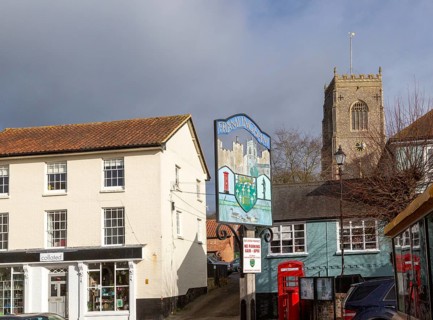 Historic buildings, church and town sign, Framlingham, Suffolk, England, Uk