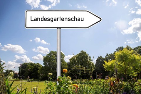 Symbolic image of the State Garden Show: Directional arrow with the inscription Landesgartenschau