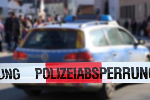 Symbolic image: Police cordon with police car in the background