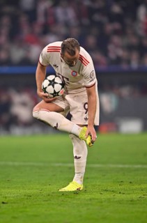 Harry Kane FC Bayern Munich FCB (09) removes clay, dirt, Champions League, Allianz Arena, Munich,