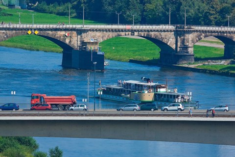 In the early hours of the morning, a section of the Carola Bridge collapsed for unknown reasons.