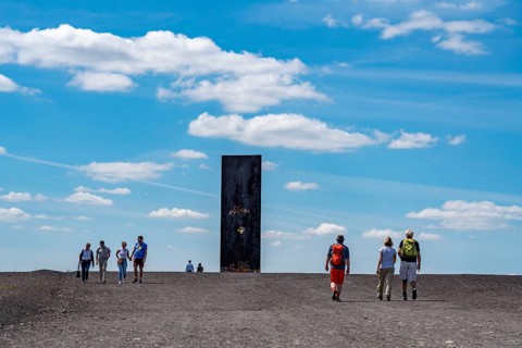 Hiker, Spaziergänger, sculpture by Richard Serra, Bramme for the Ruhr area on the Schurenbach spoil