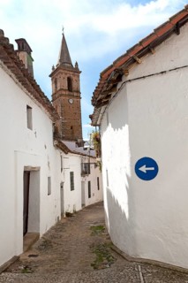 One way road sign pointing down a very narrow street, village of Alajar, Sierra de Aracena, Huelva