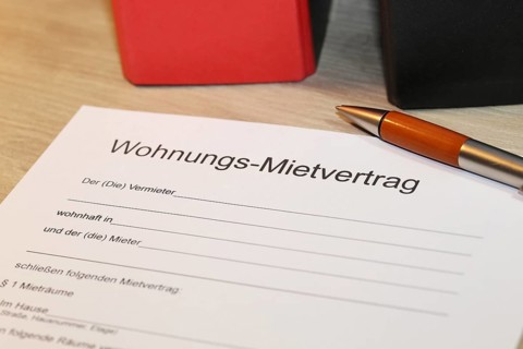 Symbolic image: Blank form of a rental agreement for a flat